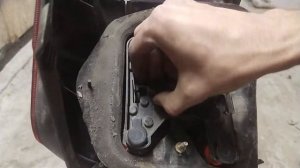 замена задних лампочек на Toyota avensis