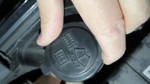 Land Cruiser 200. Бачок для омывателя стекол. Вылетает заглушка.  Часть 1. Крепим чем можем.