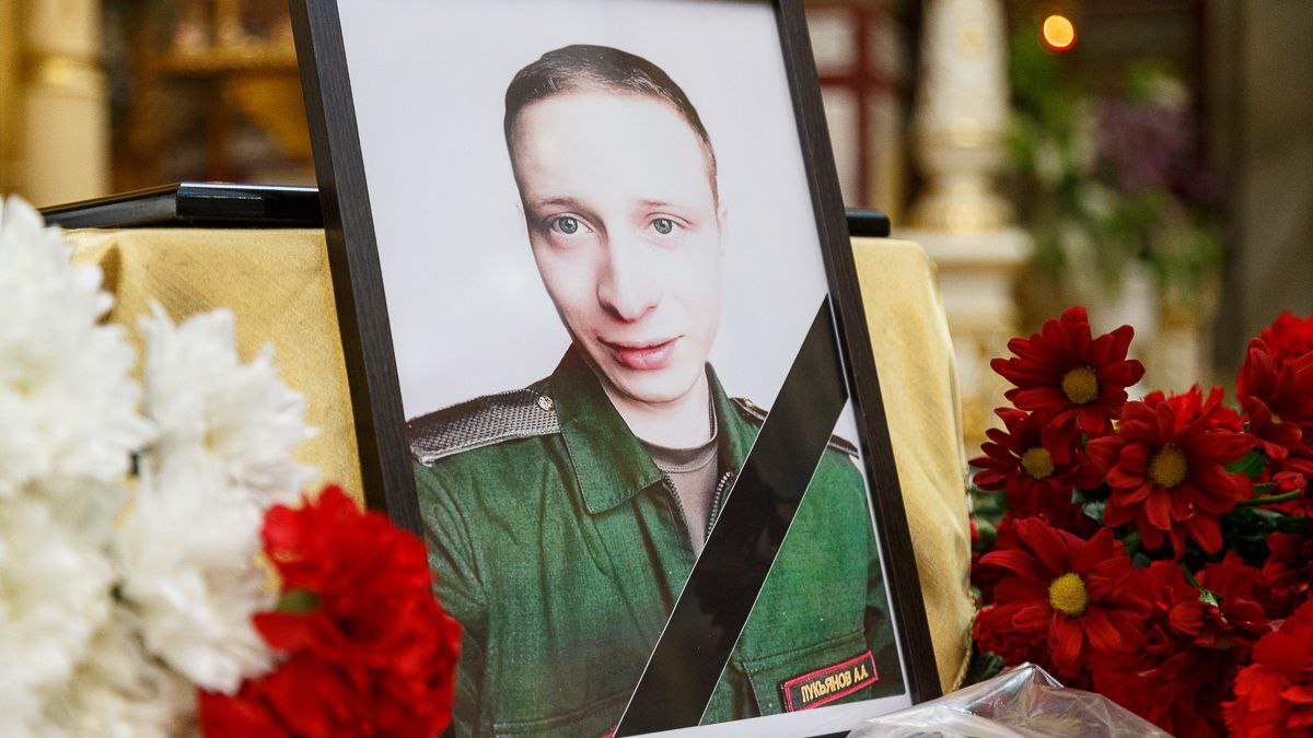 Владимир Уйба о прощании с гвардии ефрейтором Аркадием Лукъяновым, героически погибшим на Украине смотреть онлайн