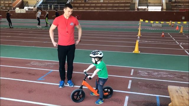 Как научить ребенка кататься на беговеле . Беговел. Трюки на беговеле. смотреть онлайн