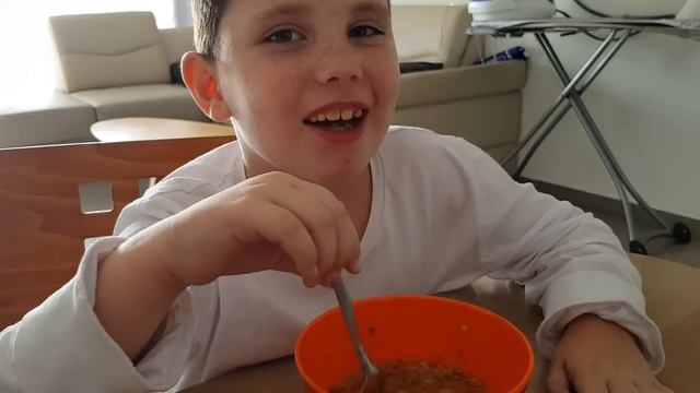 Как заставить детей есть суп, в 21 веке их надо снимать на камеру... смотреть онлайн