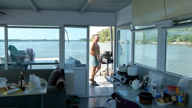 Хаусбот Houseboat Кайфоход, Сели на мель. Водно-спортивные развлечения. смотреть онлайн