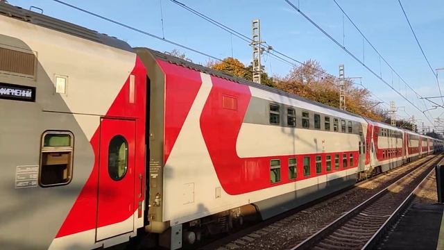 Электровоз ЭП2К-035 с двухэтажным пассажирским поездом сообщением "Санкт-Петербург-Москва" смотреть онлайн