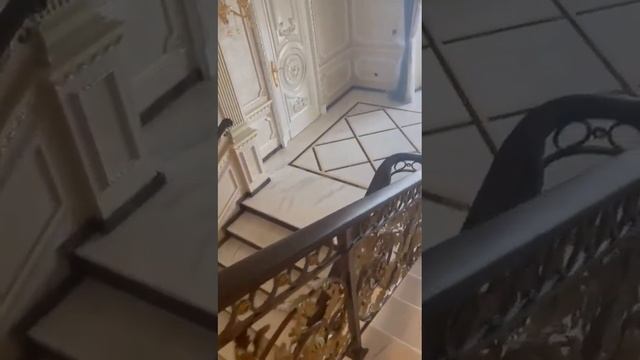 Кованое ограждение лестницы в шикарном особняке смотреть онлайн