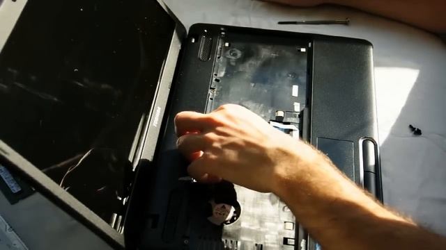 Toshiba Satellite C660 Disassembly video, upgrade RAM & SSD, take a part, how to open смотреть онлайн