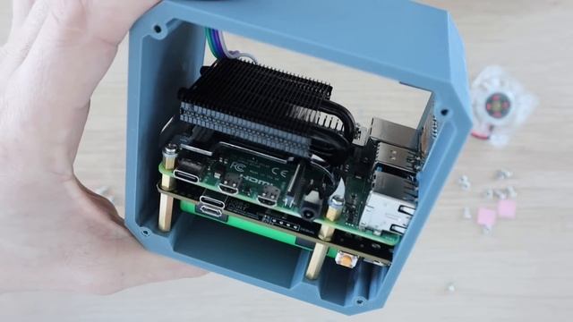Mini Raspberry Pi Server With Built In UPS & Stats Display смотреть онлайн