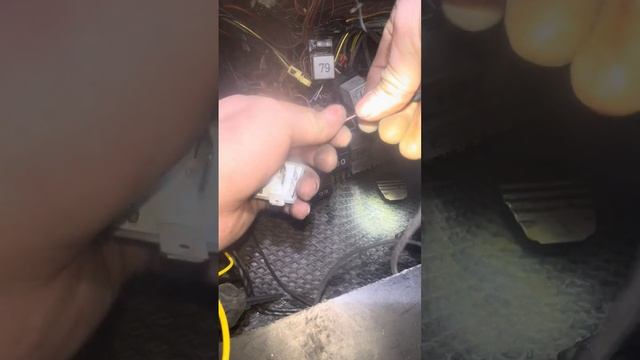 Volkswagen Passat (B3) 1.8 моно не заводится , после проверок нет питания бензонасоса и форсунки смотреть онлайн