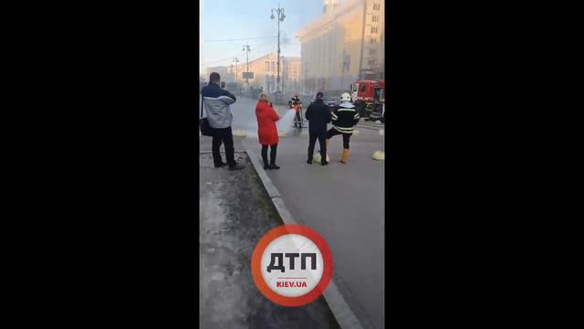 Киев. #Пожар на Майдане усиливается. Очень долго не могли получить какое-то письменное разрешение смотреть онлайн