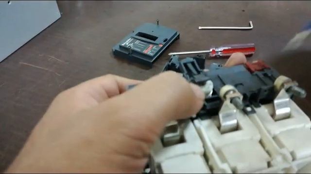 How to repair Schneider Electric circuit breaker simply and fast смотреть онлайн