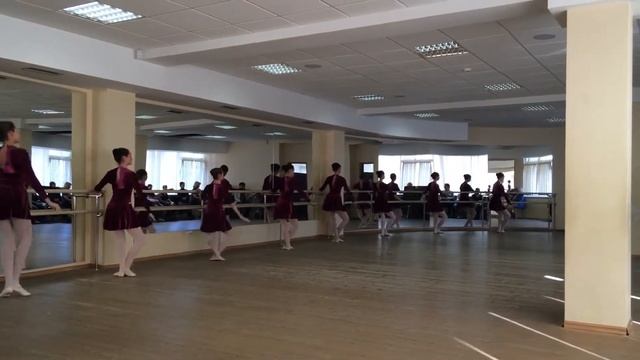 Упражнения у станка.Port de bras, plie, battements (tendu jete) смотреть онлайн