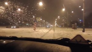 Коробка автомат в зимнее время на заснеженной дороге.