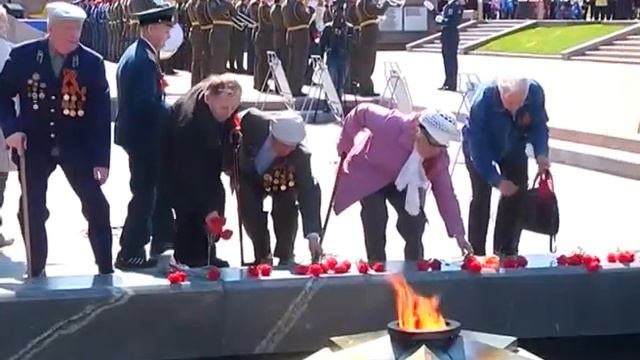 8 мая на площади Славы состоялось возложение цветов к барельефу Скорбящей Родины-матери смотреть онлайн