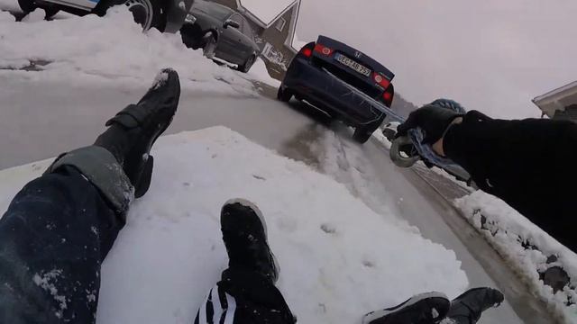 дети на санках, джейсон катается на снегу на машине на санках, кататься по снегу за машину смотреть онлайн