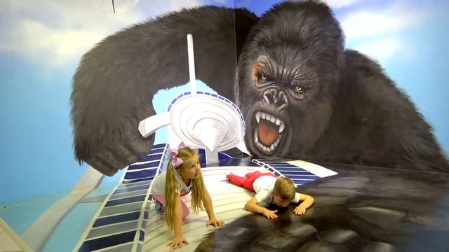 Diana and Roma learn about dinosaurs and play with different illusions at the Dubai Museum смотреть онлайн