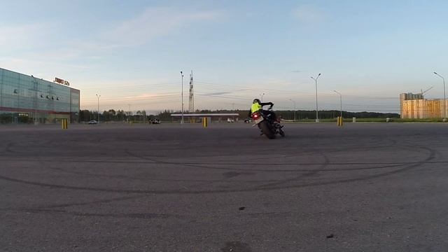 Агрессивный разворот на мотоцикле смотреть онлайн