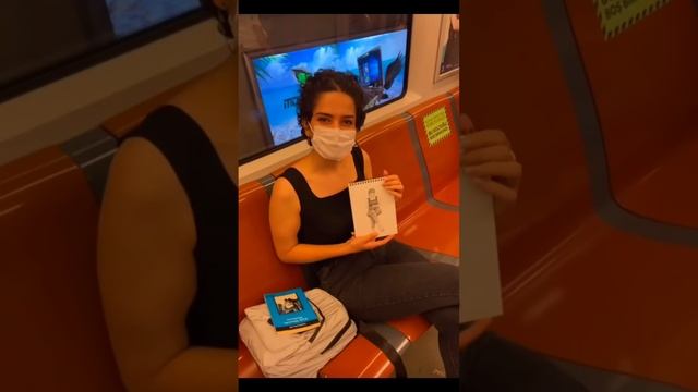 Drawing realistic portraits of strangers on the subway - Best Surprise Reactions смотреть онлайн