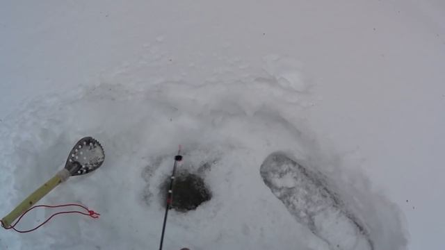 РЫБАЛКА на таежном ручье в марте / Ловля хариуса весной смотреть онлайн