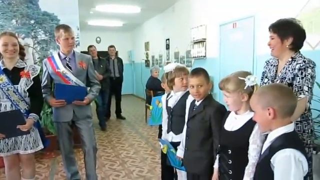 Первоклассники поздравляют выпускников 9 класса смотреть онлайн