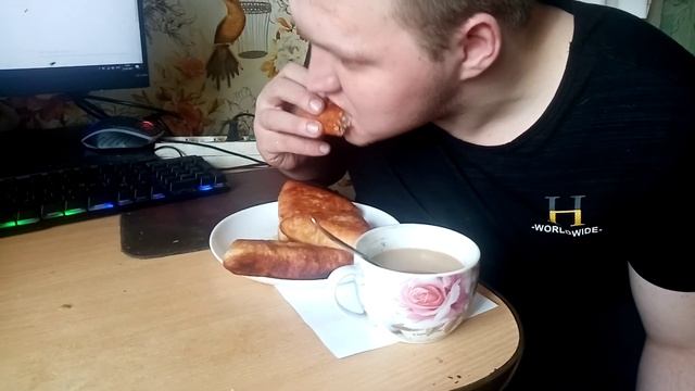 Мукбанг. Накормить сына.Беляши Беляши со свиным фаршем и кофе .Очень вкусные сочные беляши с мясом. смотреть онлайн