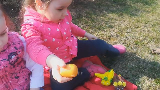 Пасхальный челлендж - ОХОТА за ЯЙЦАМИ!/EASTER EGGS HUNTER 0+/Малыши Карандаши смотреть онлайн