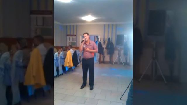 Парень красиво, от души поет помолимся за родителей. смотреть онлайн