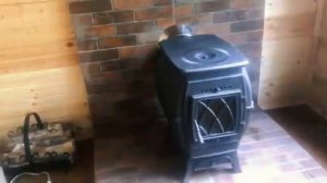 Установленная чугунная печь длительного горения Бахта в дачном доме.