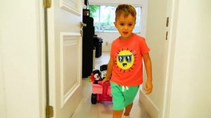 Влад и Никита убирают игрушки на экскаваторе