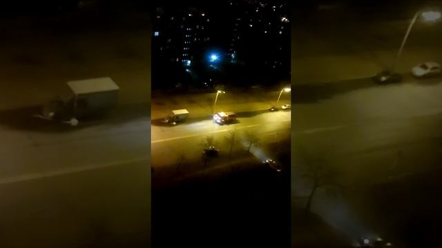 Автомобиль КДМ. Полив улицы. смотреть онлайн