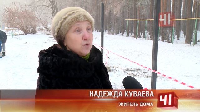 Строители разрезали двор пополам / Новости смотреть онлайн