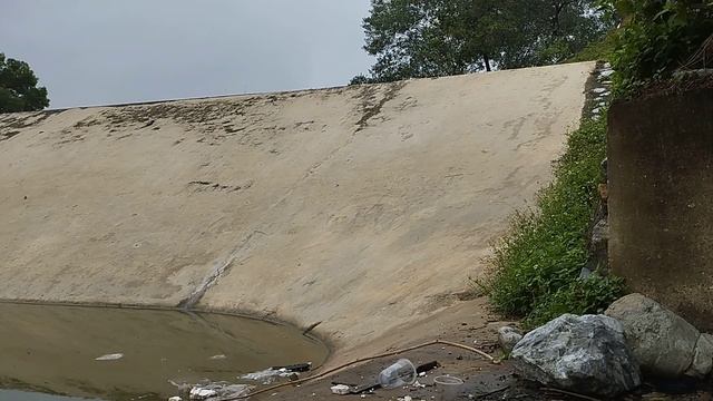 Cuong goes fishing by the green pond alone смотреть онлайн