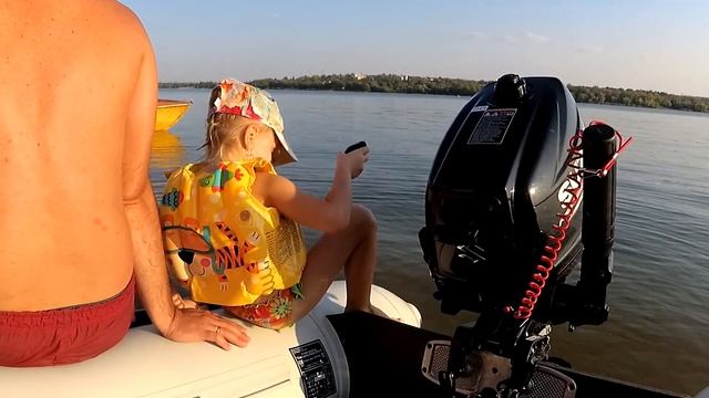 На лодке по Днепру смотреть онлайн