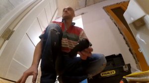 ВЫЛИВАЕТСЯ ВОДА ИЗ УНИТАЗА!!  УНИТАЗ БРЫЗГАЕТСЯ ПРИ СЛИВЕ!! Безободковый унитаз Учимся исправлять