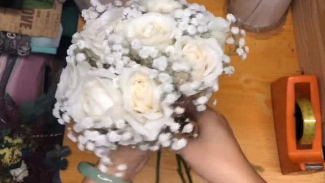 Bridal Bouquet 4/99 | white roses with gypsophila wedding bridal bouquets wrapping | 白玫瑰新娘花｜ Huamam смотреть онлайн