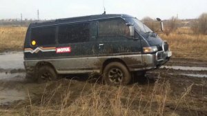 Делика на зимней резине по грязи