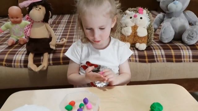 Маленькая девочка делает новогодний слайм смотреть онлайн