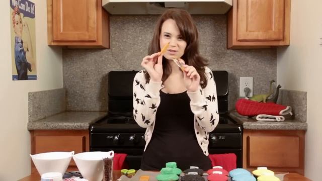 ANGRY BIRDS CUPCAKES - NERDY NUMMIES смотреть онлайн