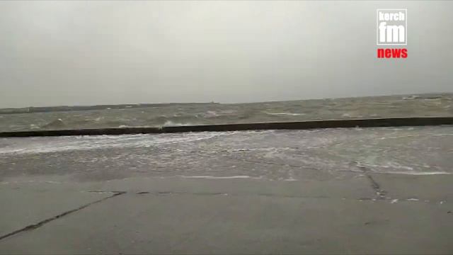 В Керчи море вышло из берегов и затопило набережную смотреть онлайн