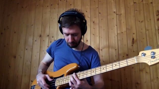 Playing Chords With a Bass - Fender Precision Bass смотреть онлайн