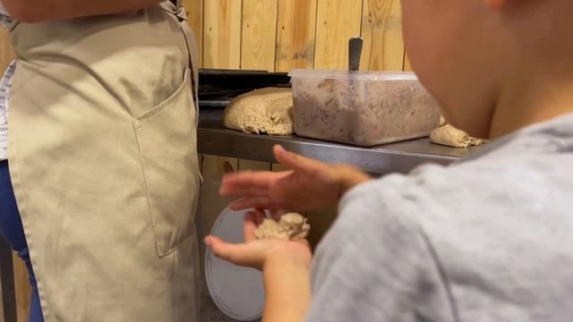 Печемо пироги з борошна змеленого на жорновому млині. Як спекти пироги? смотреть онлайн