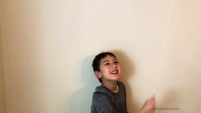 Balloon Static Electricity Experiment * Kids Science Experiment | Simple Science For Kids смотреть онлайн