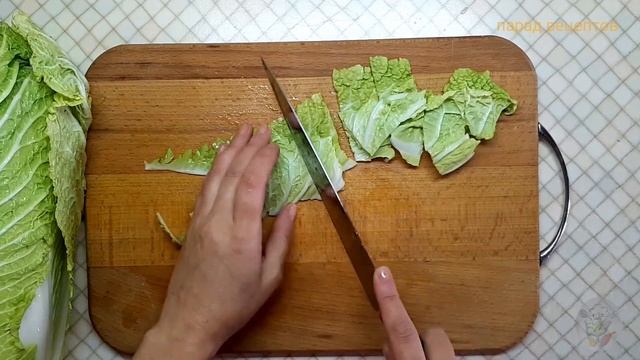 Очень вкусный салат Цезарь с курицей и пекинской капустой смотреть онлайн