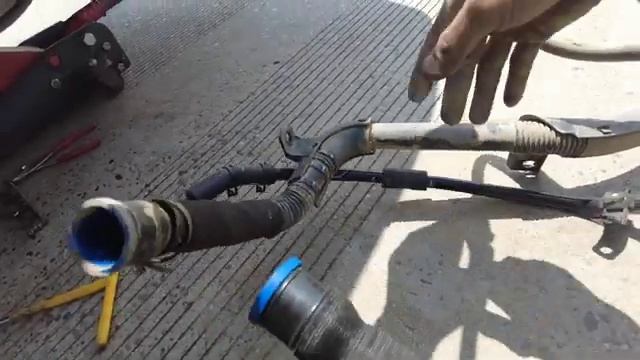 高速救援吉利帝豪，崩了個鐵塊把油管崩漏了，車主直呼太倒霉了【暴躁的車輪】 смотреть онлайн