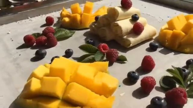 Roll ice cream тайское мороженое из манго смотреть онлайн