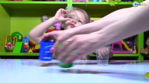 Игрушки для детей. Ярослава проводит эксперименты с цветными лизунами. Tiki Taki Kids