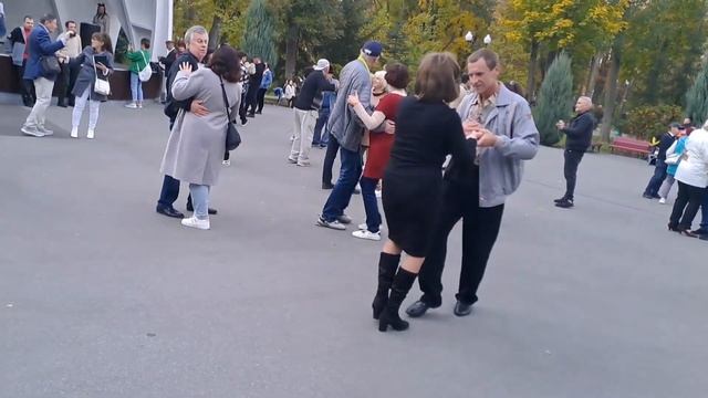 ОСЕНЬ ЗАЖГЛА КОСТРЬІ ❤️ТАНЦЬІ В ПАРКЕ ГОРЬКОГО❤️ ХАРЬКОВ 2023 смотреть онлайн