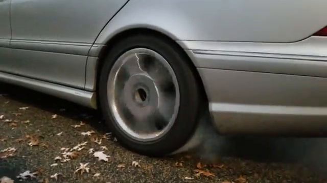 Mercedes S500 Burnout and Drift смотреть онлайн