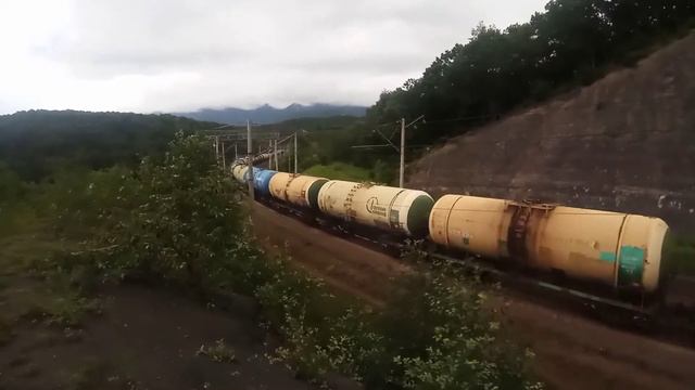 Система электровозов 2ЭС5К-145/097 "Ермак" с наливным поездом и толкач 4ЭС5К-029 "Ермак" в хвосте. смотреть онлайн