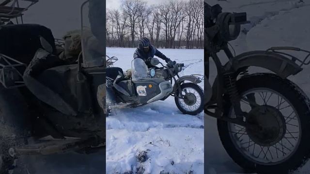 Днепр МТ-16 зимой по полю. Оппозитный Луганск. смотреть онлайн