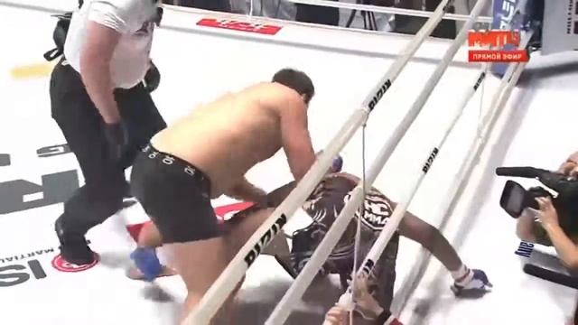 РУССКИЙ ВОИН ВЫРУБИЛ ОГРОМНОГО БРАЗИЛЬЦА!!! МАССА НЕ РЕШИЛА!!!