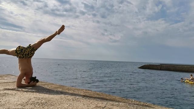 Йога на плитах. Стойка на голове смотреть онлайн
